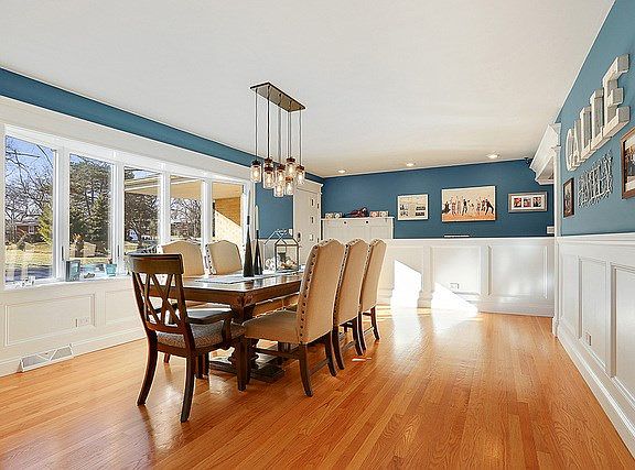 Walk In To This Welcoming Great Room To Gather And Entertain Your Family And Friends!