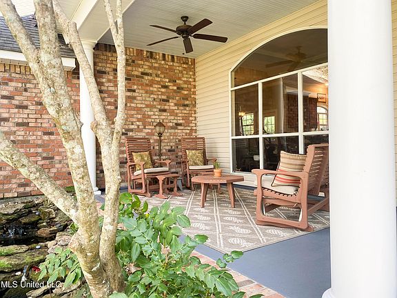 5th image of 204 Gray Oak Dr