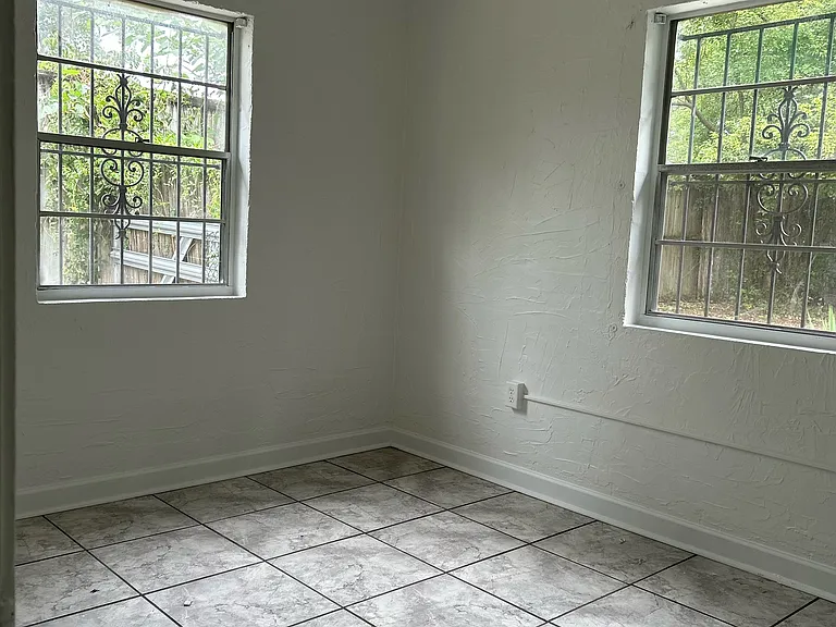 1012 NE 1st Ave — Photo 5