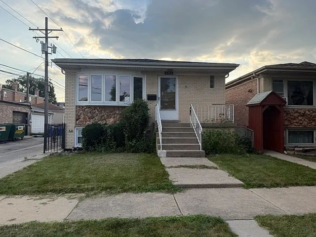 5 bed, 2.5 bath, 2400 sqft, $4,000 — Photo 1