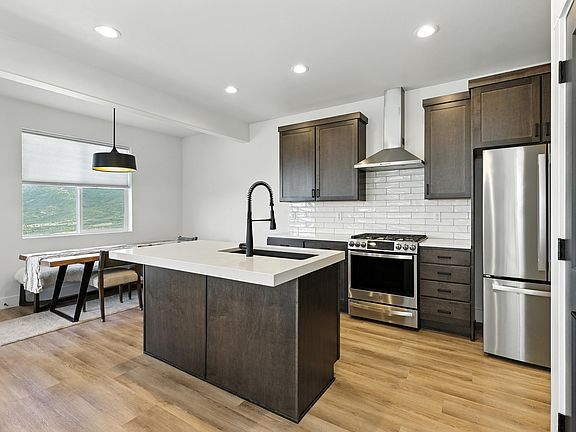 3rd image of 6039 N Westridge Rd