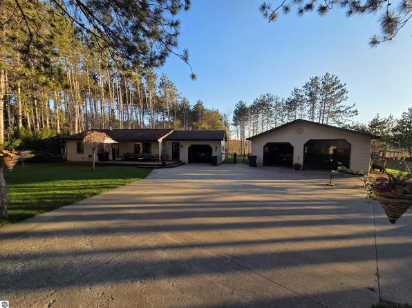 4179 Bridlewood Dr, Traverse City, MI 49685