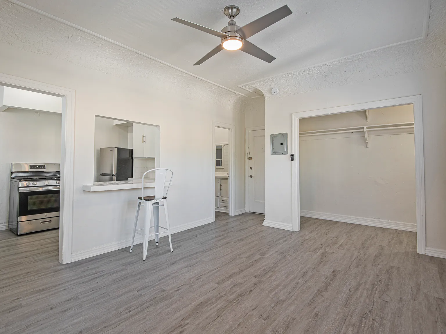 Spacious and Inviting Studio with Walk-In Closet and On-Site Laundry ~ In Vibrant Koreatown! — Photo 4