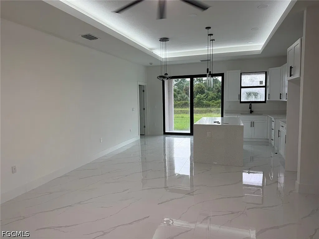 3 bed, 2.0 bath, 1357 sqft, $1,900 — Photo 3
