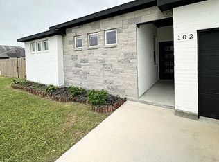 102 W Aimable St, Port Lavaca, TX 77979