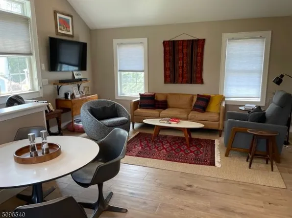 3 Church St, Oldwick, NJ 08858