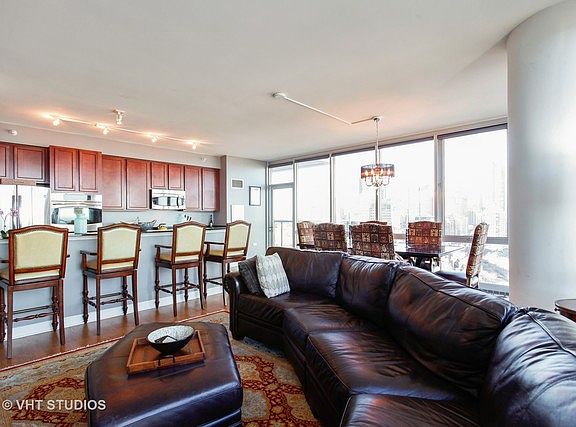 2nd image of 1629 S Prairie Ave Unit 1901