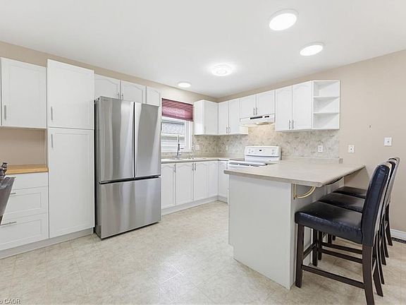 3rd image of 17 Barnett St W