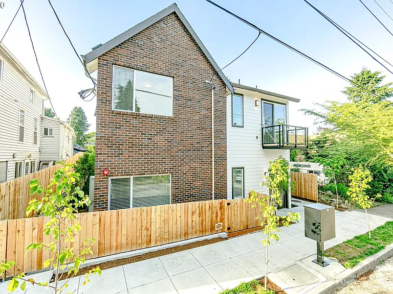1627 SE Reedway St #203 — Photo 2