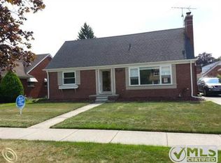 1445 Fairholme Rd, Grosse Pointe Woods, MI 48236