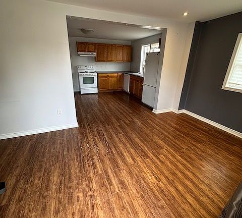 3rd image of 733 Park Rd