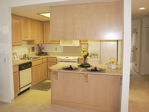 Kitchen w/eating bar