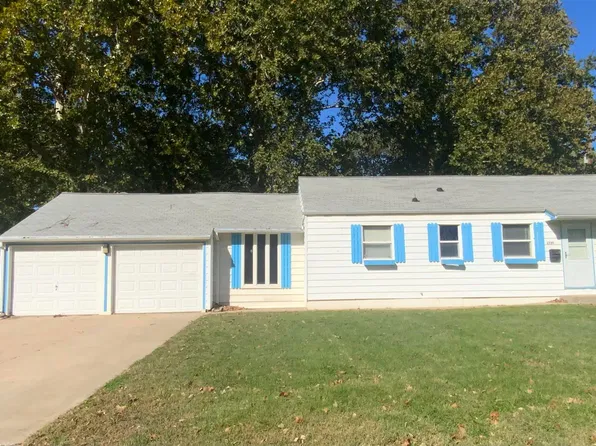1730 SW Shunga Dr, Topeka, KS 66611