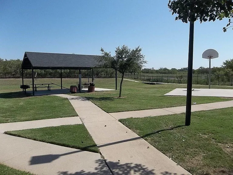 320 Bluffview Dr #320 — Photo 5