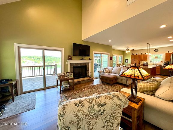 3rd image of 706 Fairgarden Cir