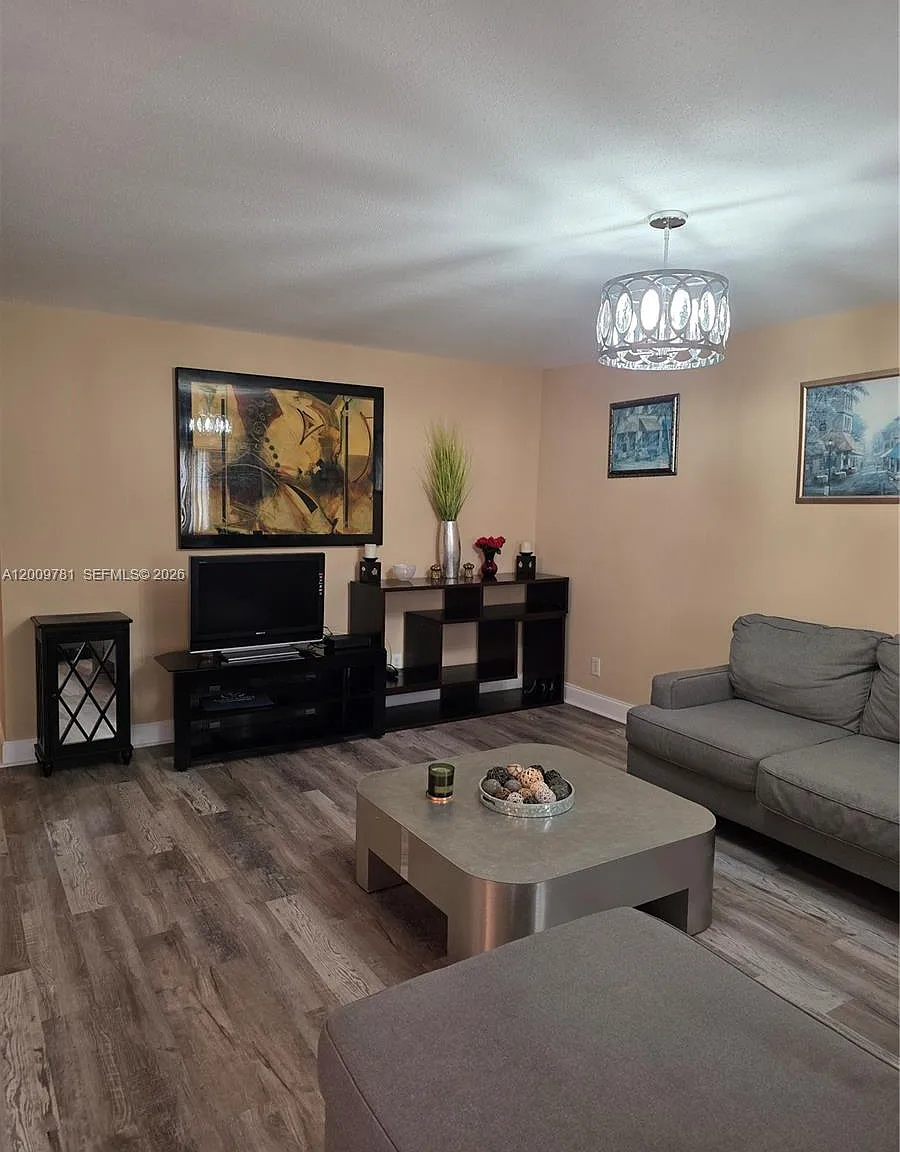 Kings Point Saxony Condos — Photo 3