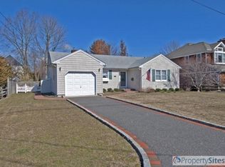 39 Robbins Ave, Babylon, NY 11702