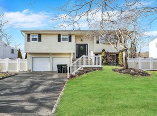 16 Roslyn Ct, East Patchogue, NY 11772