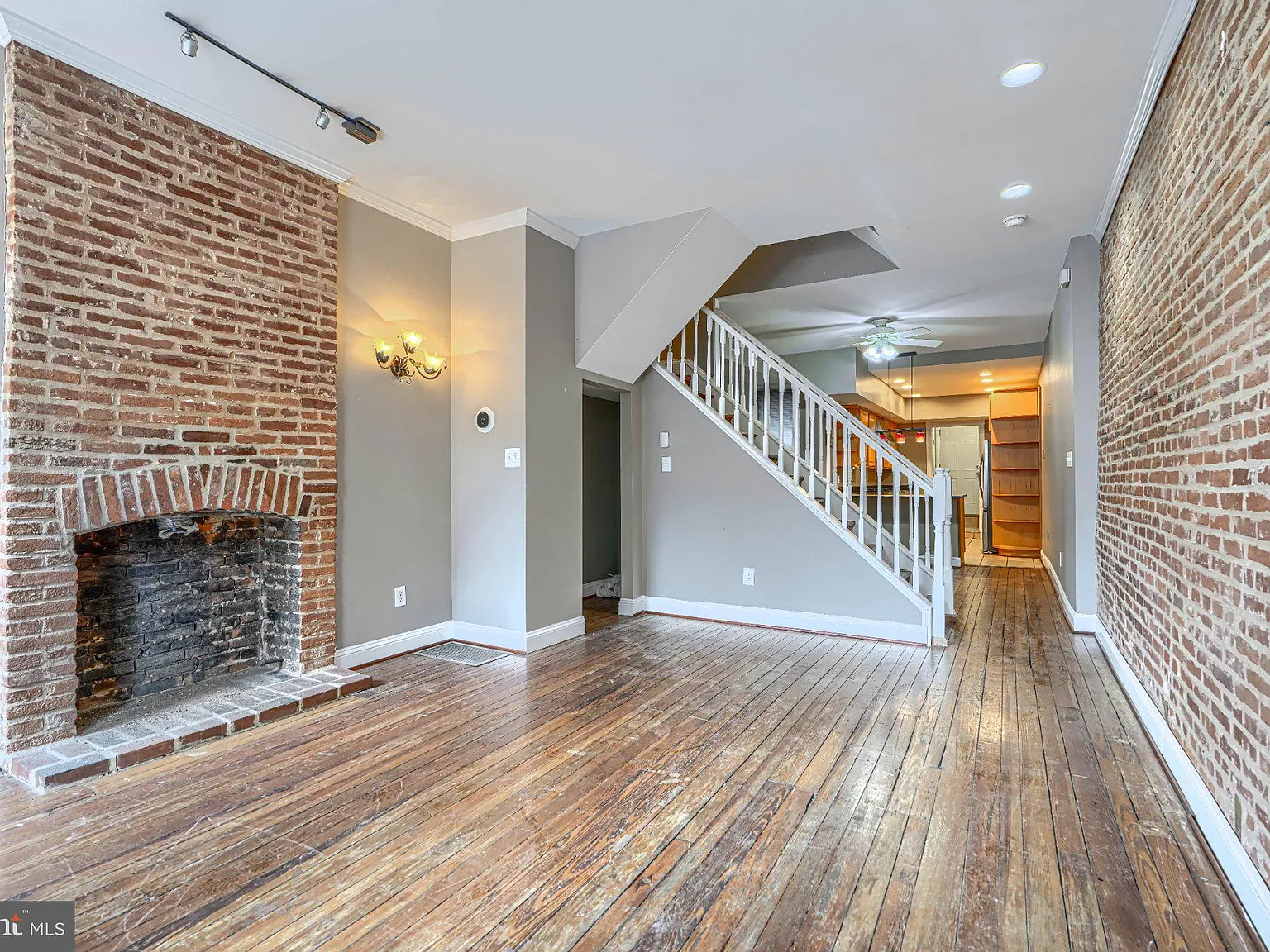 3 bed, 2.5 bath, 2400 sqft, $3,000 — Photo 3
