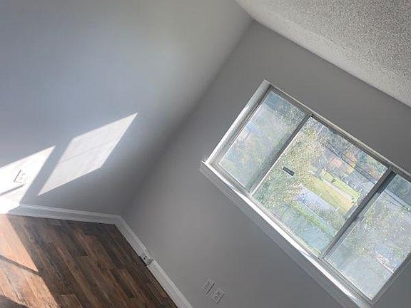 3rd image of 812 Woodmore Ln