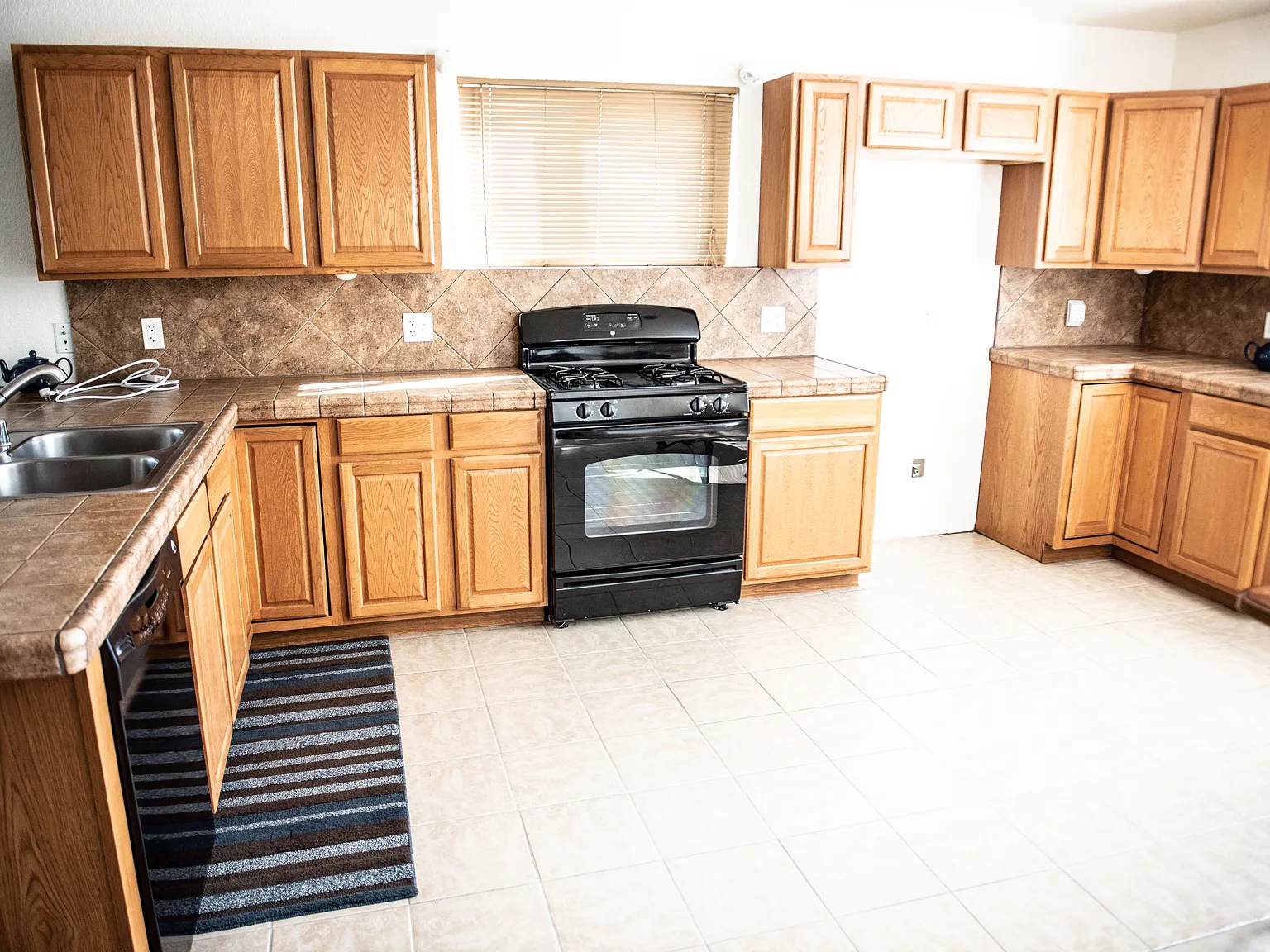 330 N Pleasant Ave — Photo 4