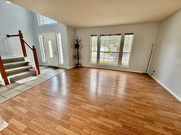 4th image of 1109 Lauran Park Dr
