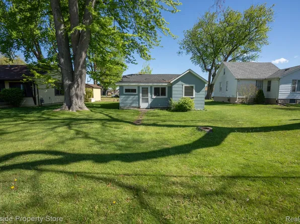 2662 Cottage Ln, Harsens Island, MI 48028