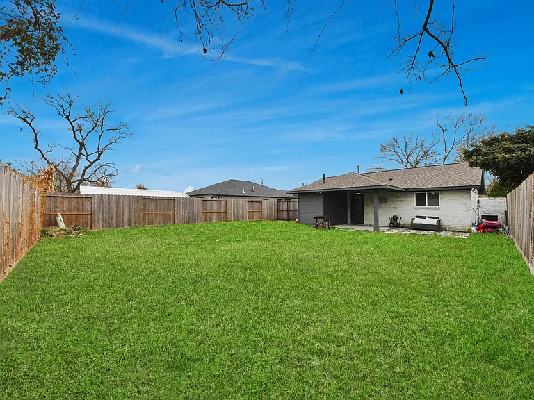 834 Ellington St — Photo 30