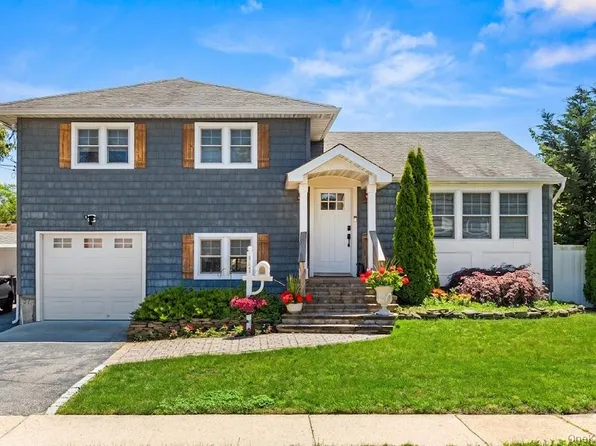 857 Milligan Lane, West Islip, NY 11795