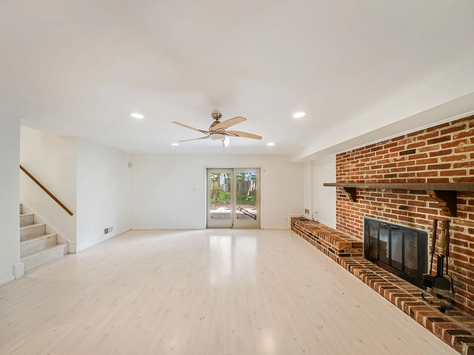 5 bed, 2.5 bath, 2669 sqft, $4,300 — Photo 4