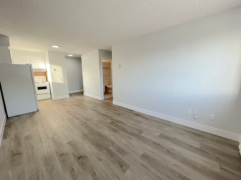 360 Tecumseh Rd W #208 — Photo 2