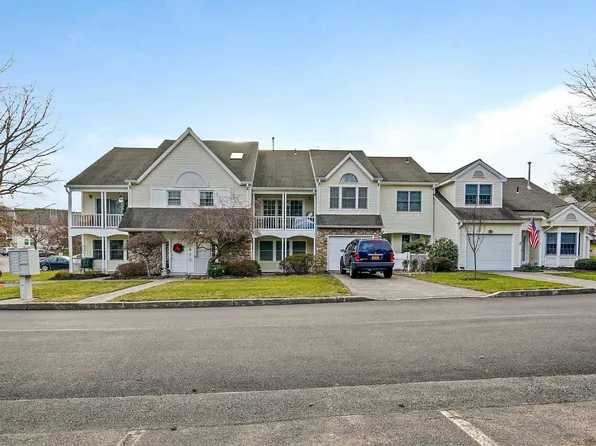 7 Spruce Ridge Dr, Fishkill, NY 12524