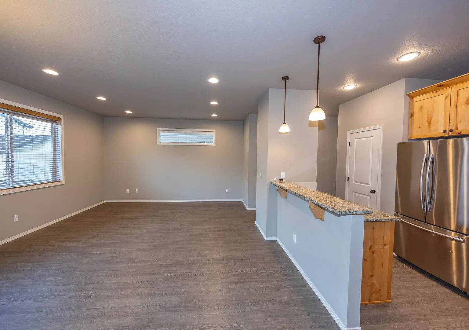 Three bedr townhouse in Orchards with AC. - New carpet and paint — Photo 4