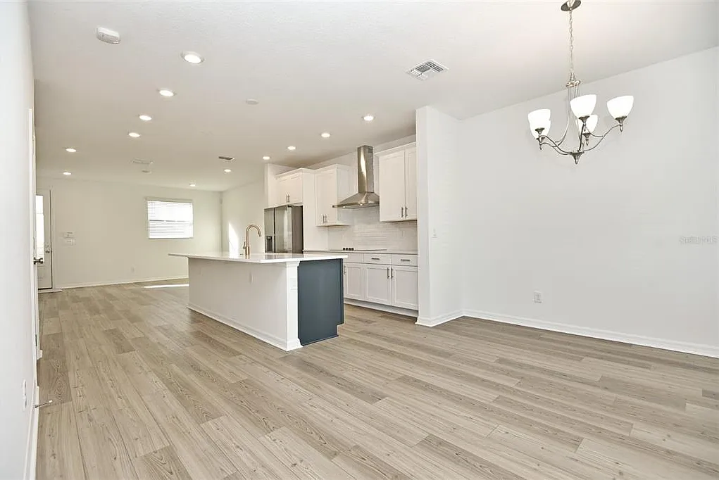 3 bed, 2.5 bath, 1743 sqft, $2,350 — Photo 2