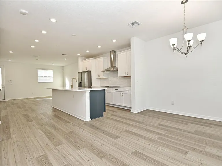 2948 Voyager Ave — Photo 2