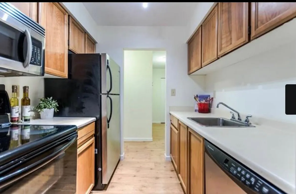 Building Photo - 1422 E 3rd Ave #206