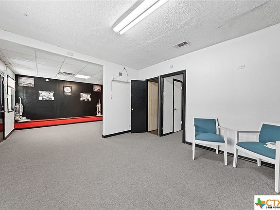 3rd image of 810 W Avenue M