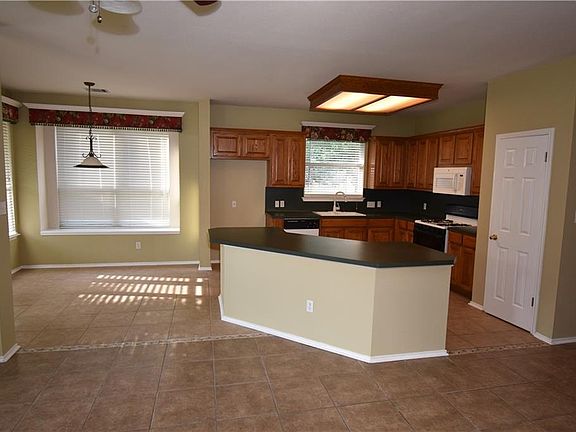 5th image of 2220 Speidel Dr