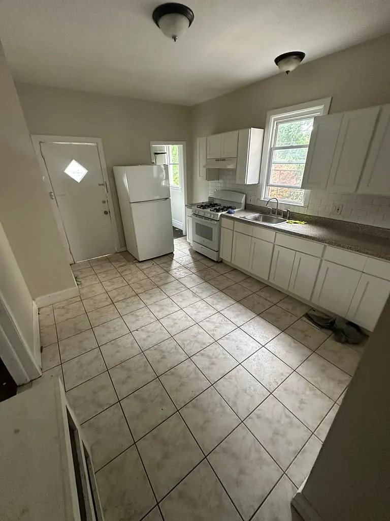 3 bed, $2,050 — Photo 2