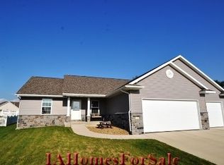 318 E Terrace Dr, Center Point, IA 52213