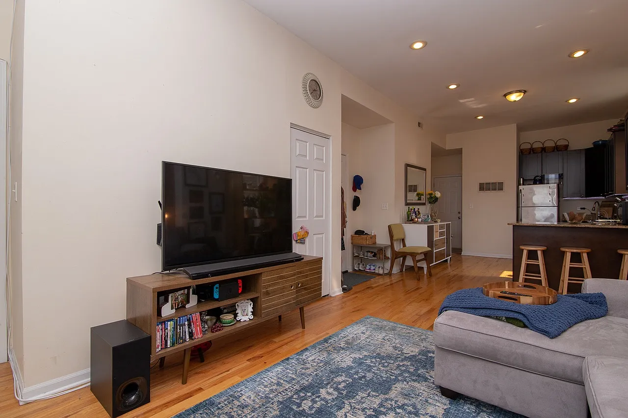 2 bed, 1100 sqft, $2,800 — Photo 3