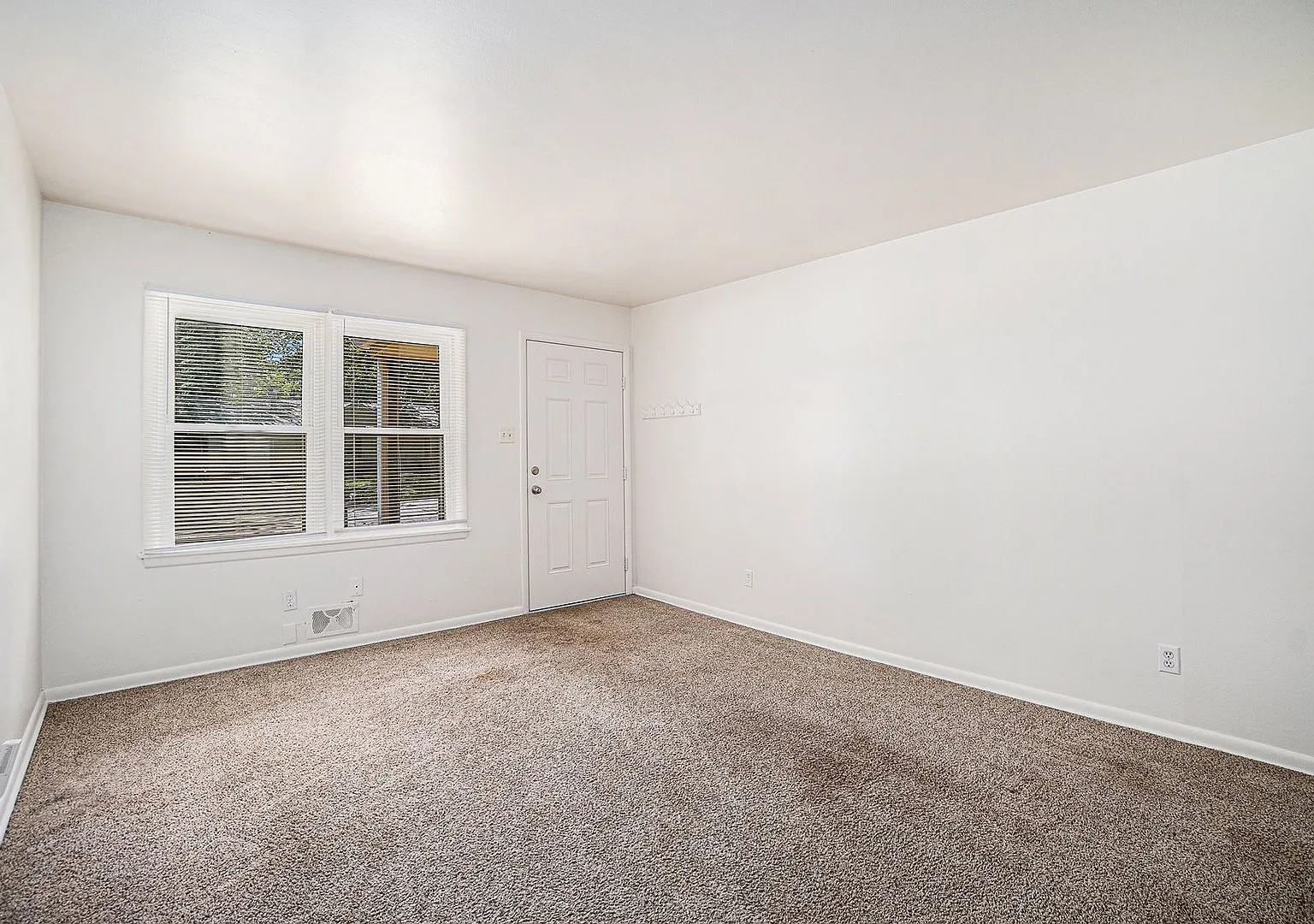 **Charming 2 BD/1 BA Duplex In Pleasant Valley** — Photo 3