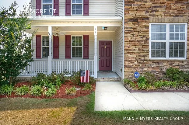 Beautiful 2 story home — Photo 3