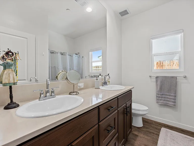 815 Gilsum Ct — Photo 9