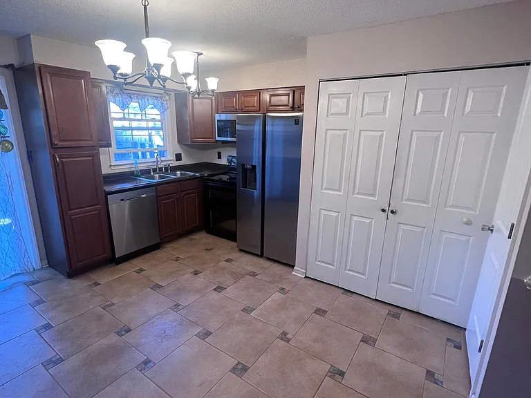 1233 Jamestown Ct — Photo 2