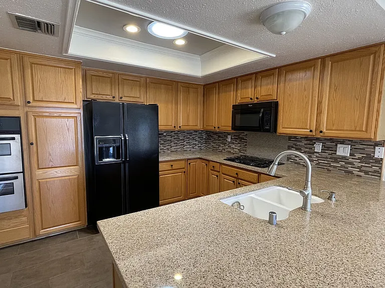 19106 Merion Dr — Photo 11
