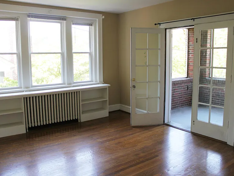 Living room to screened porch