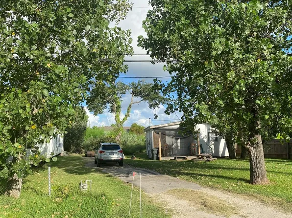 1513 S Doughty St, Rockport, TX 78382