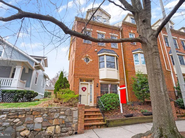 2620 Fairfax Dr, Arlington, VA 22201