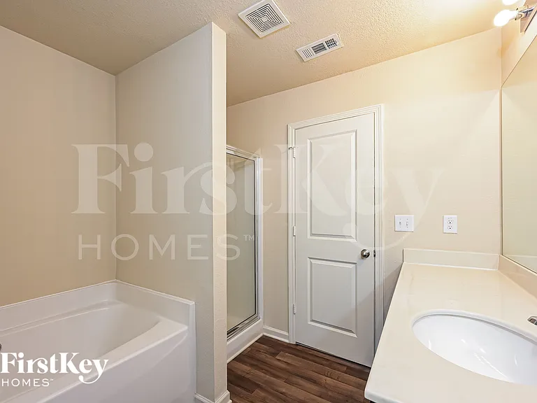 323 Darling Ln — Photo 13